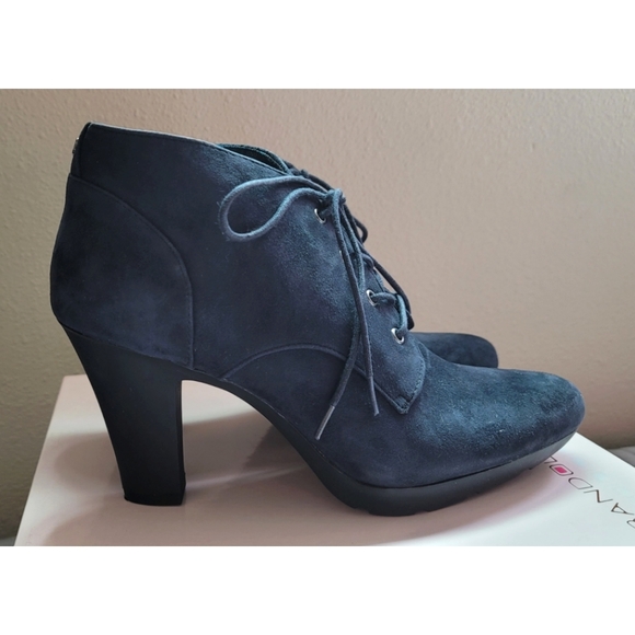 Bandolino Bdgarrett Dark Blue Suede Booties - Picture 6 of 9
